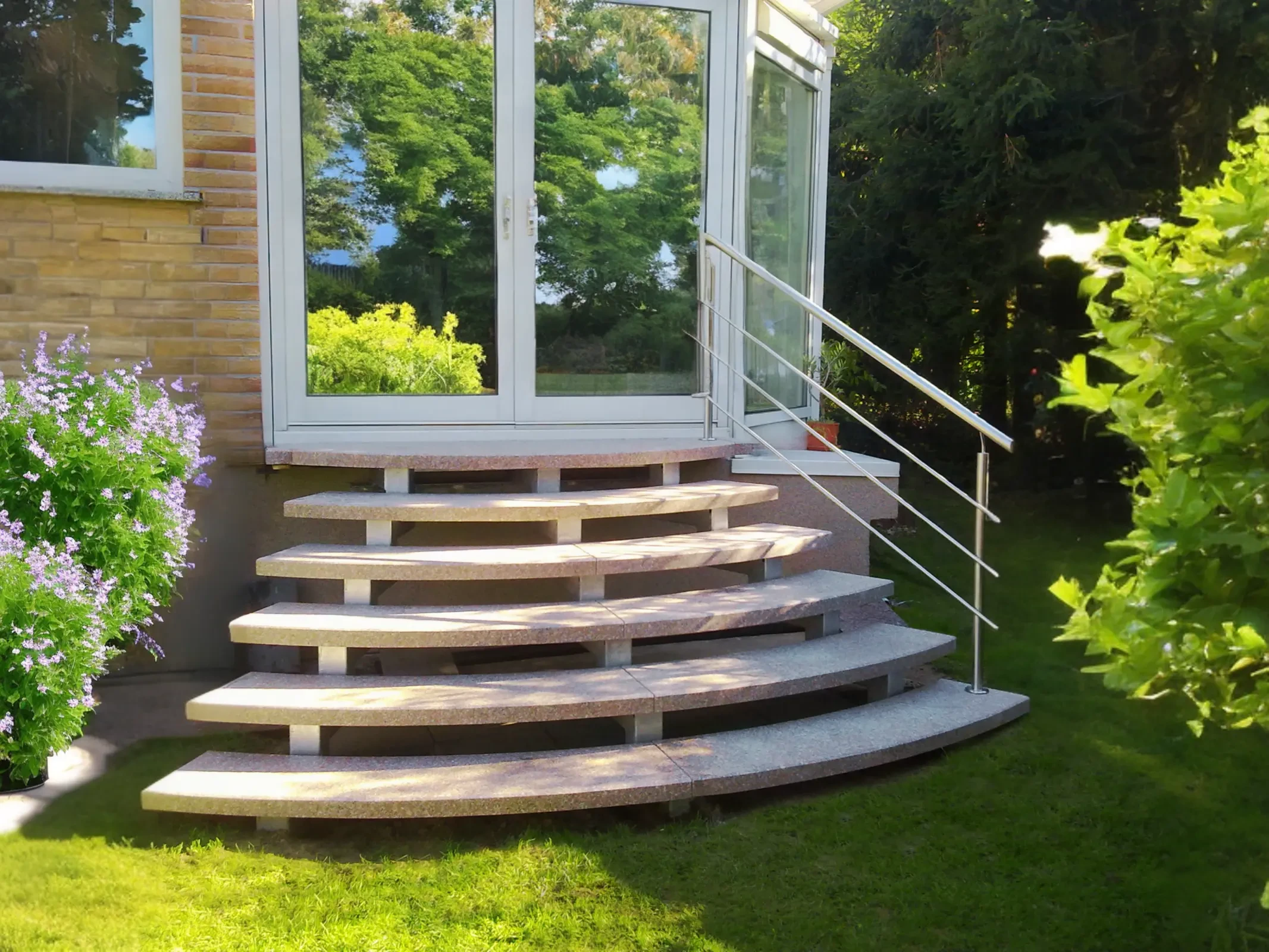 Freitragende Aussentreppen mit halbrunden Stufen