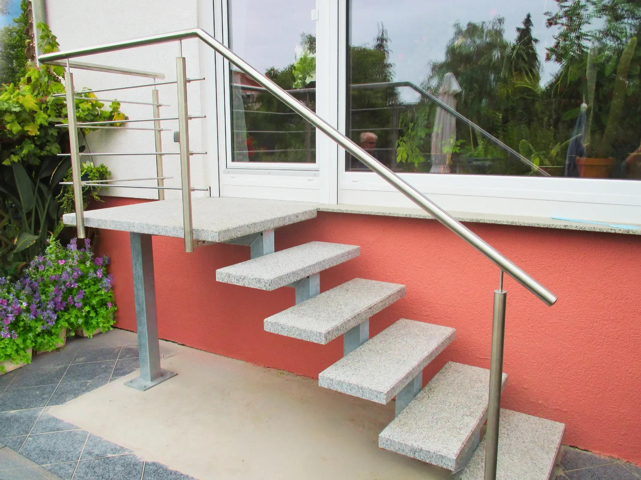 Freitragende einwangige Außentreppen