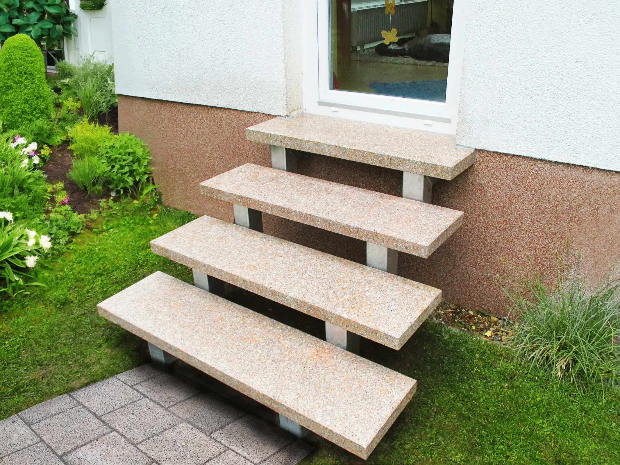 Freitragende Aussentreppen - mit breiter werdenden geraden Stufen