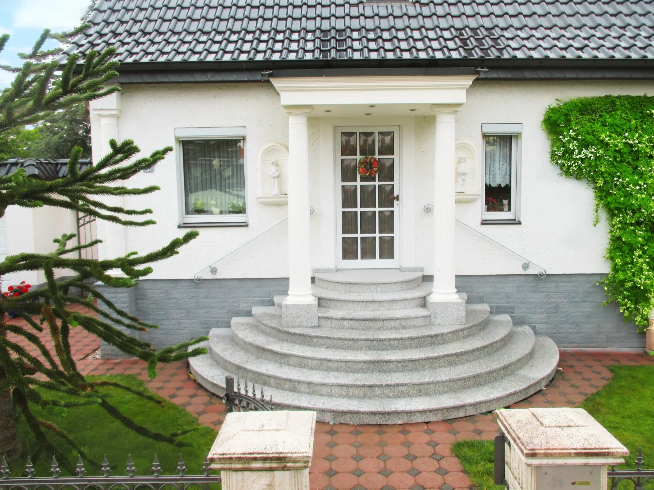 Halbrunde geschlossene Außentreppen